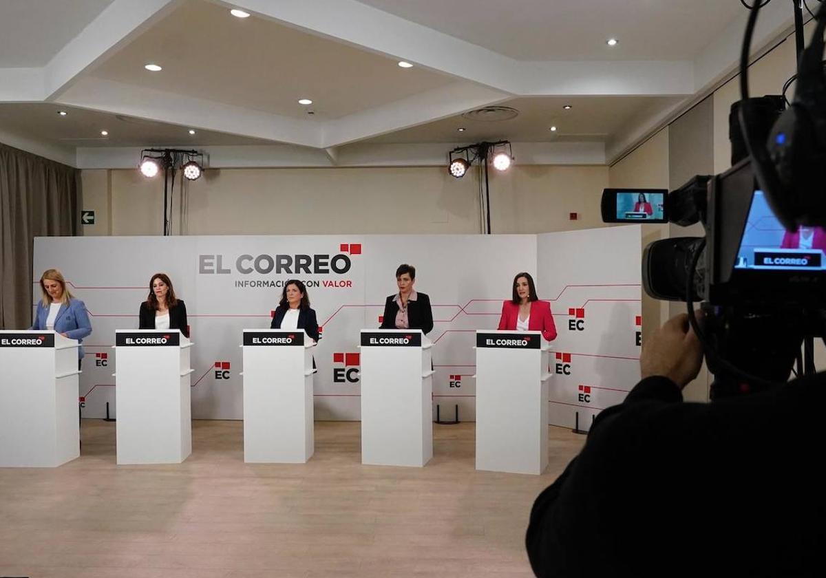 Las cinco candidatas, en sus atriles.