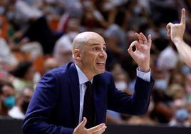 Joan Peñarroya gesticula durante una acción del encuentro ante el Girona.