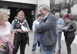 José Mari Gorroño conversa con vecinos de la villa foral.