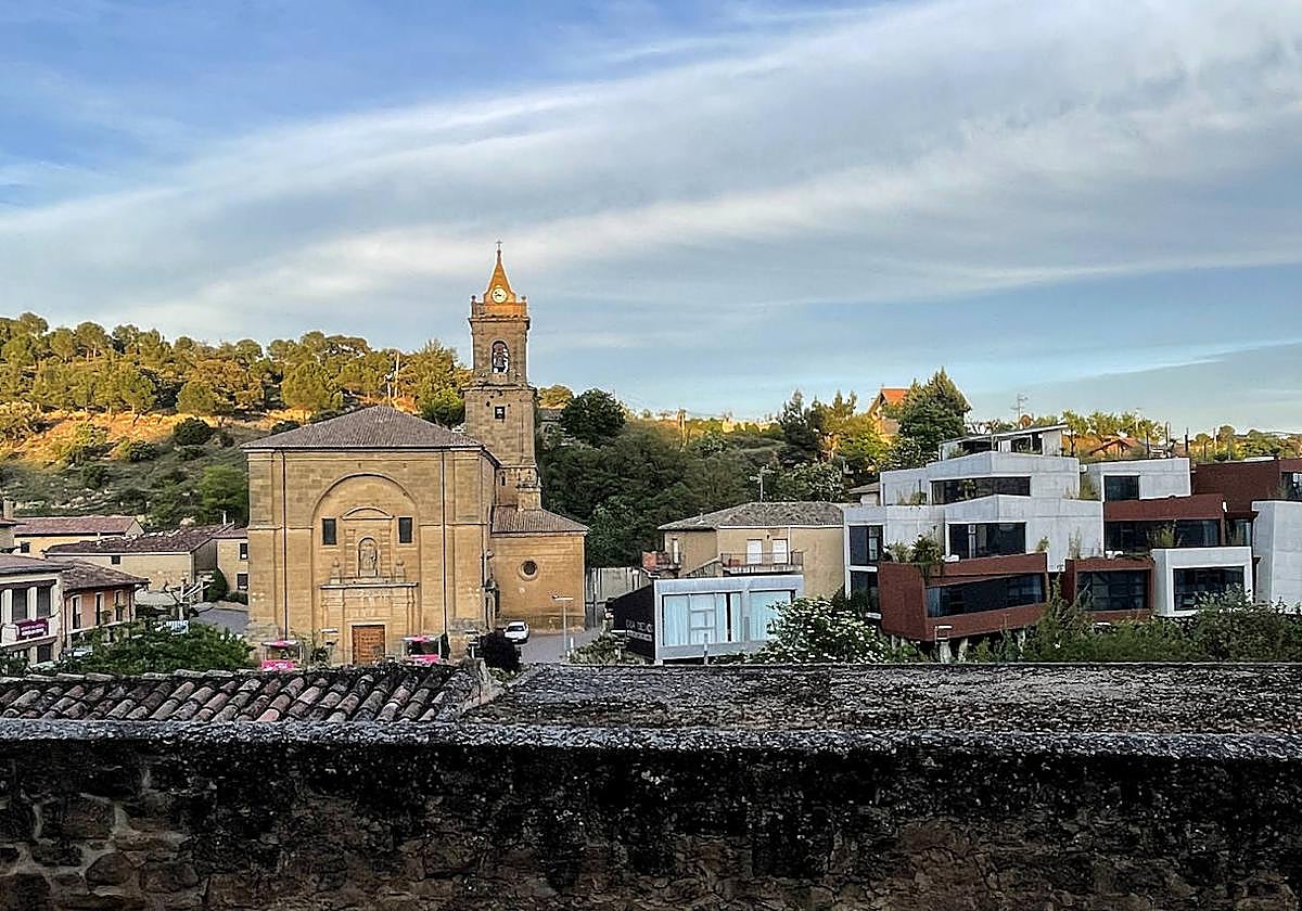 La arquitectura del Hotel Viura contrasta con la de la iglesia de San Andrés.