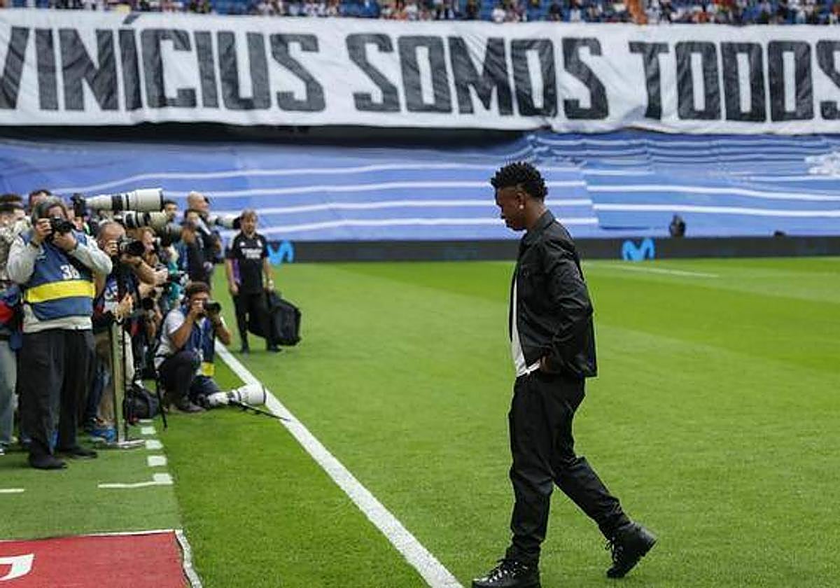 Los jugadores y el público arropan a Vinicius en el Santiago Bernabéu