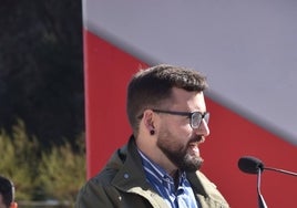 El candidato a la Alcaldía de Ondarroa, Aitor Basterretxea, en un momento de un mitín.