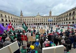 Pensionistas llegados a pie desde Bilbao, Bergara y Agurain se manifiestan en Vitoria