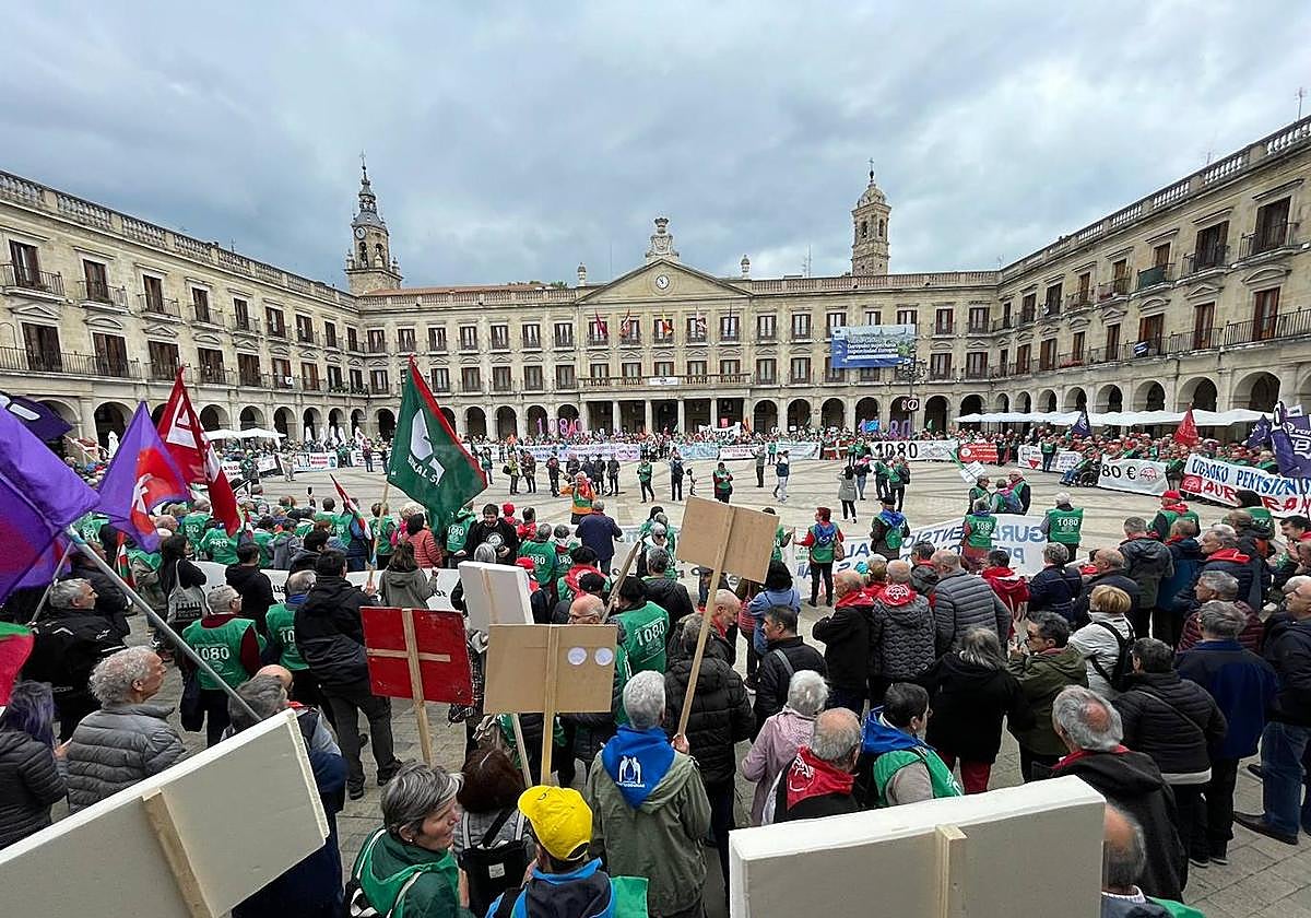 Pensionistas llegados a pie desde Bilbao, Bergara y Agurain se manifiestan en Vitoria