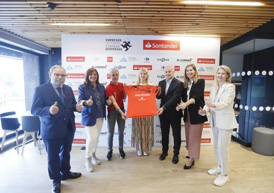 Organizadores y patrocinadores en la presentación de la Carrera de Empresas.