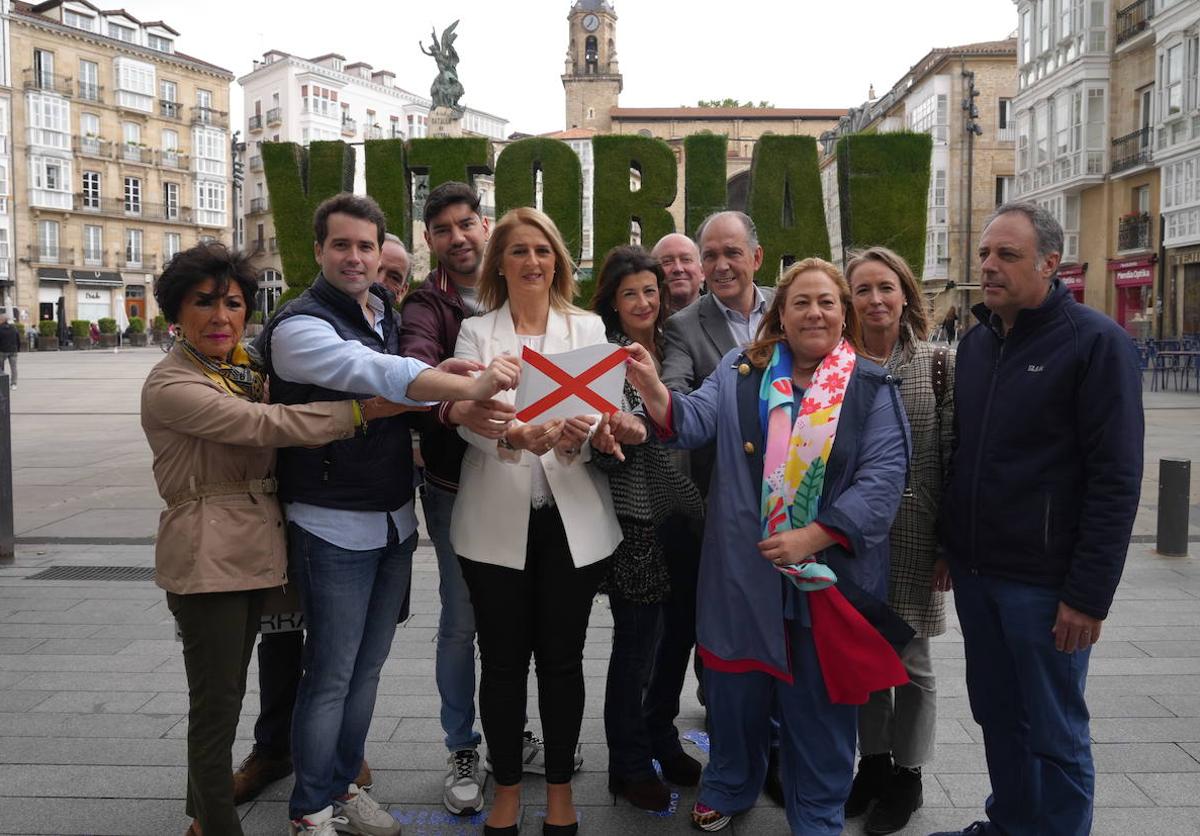 Ainhoa Domaica, con parte de su equipo en la plaza de la Virgen Blanca.