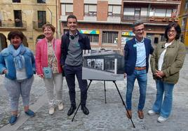 El alcalde de Bermeo, Aritz Abaroa, muestra la infografía del futuro centro, junto a los candidatos del PNV.