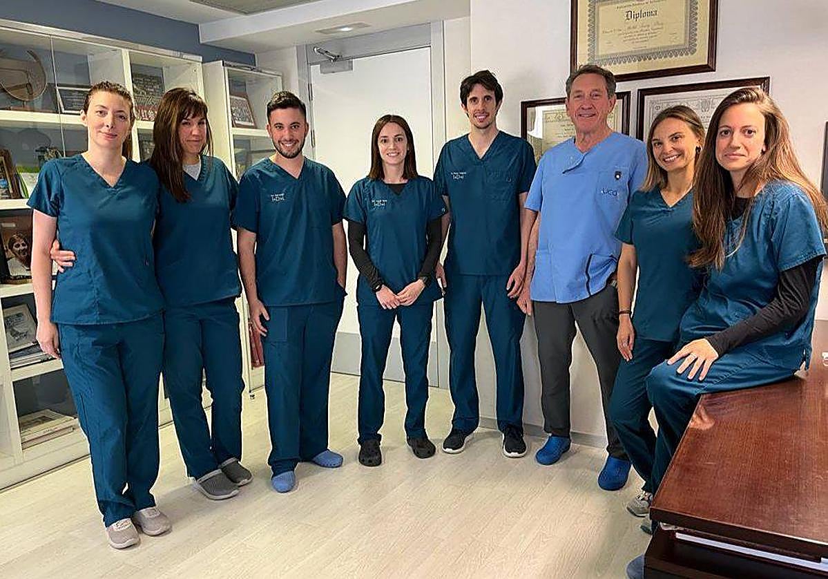 El doctor Sánchez y el equipo de I+D de la UCA.