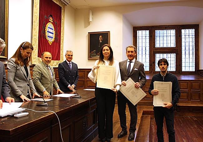 Los galardonados recogen el premio en la Universidad de Oviedo.