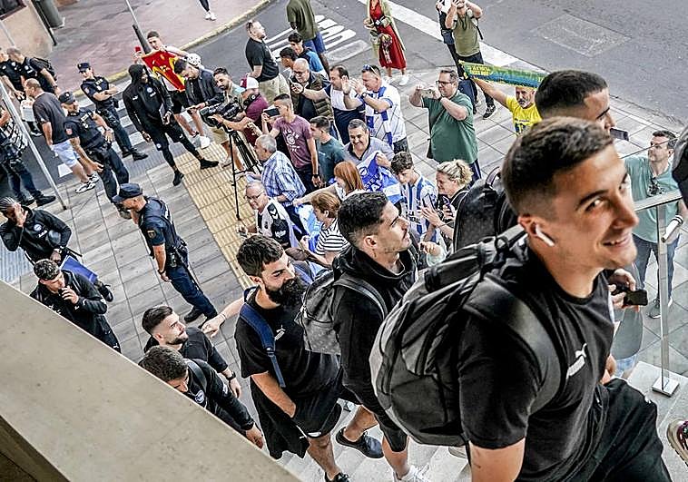 Los jugadores del Alavés a la llegada a su hotel de Las Palmas.