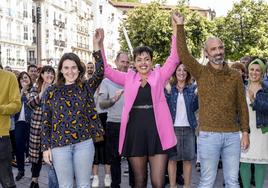 Rocío Vitero alza los brazos de otros dos compañeros de partido este viernes