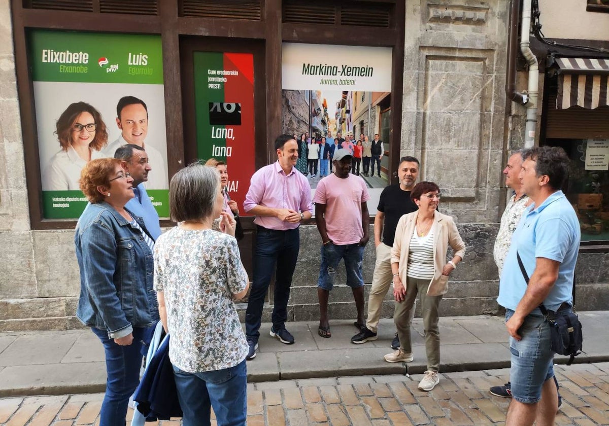 El candidato del PNV de Markina, Luis Egurrola, junto a su equipo.