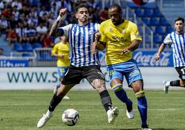 Miguel y Sidnei pugnan por la pelota en el partido de Mendizorroza.