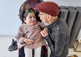 La pequeña Amaia Araujo junto con el cantante Fito y los Fitipaldis