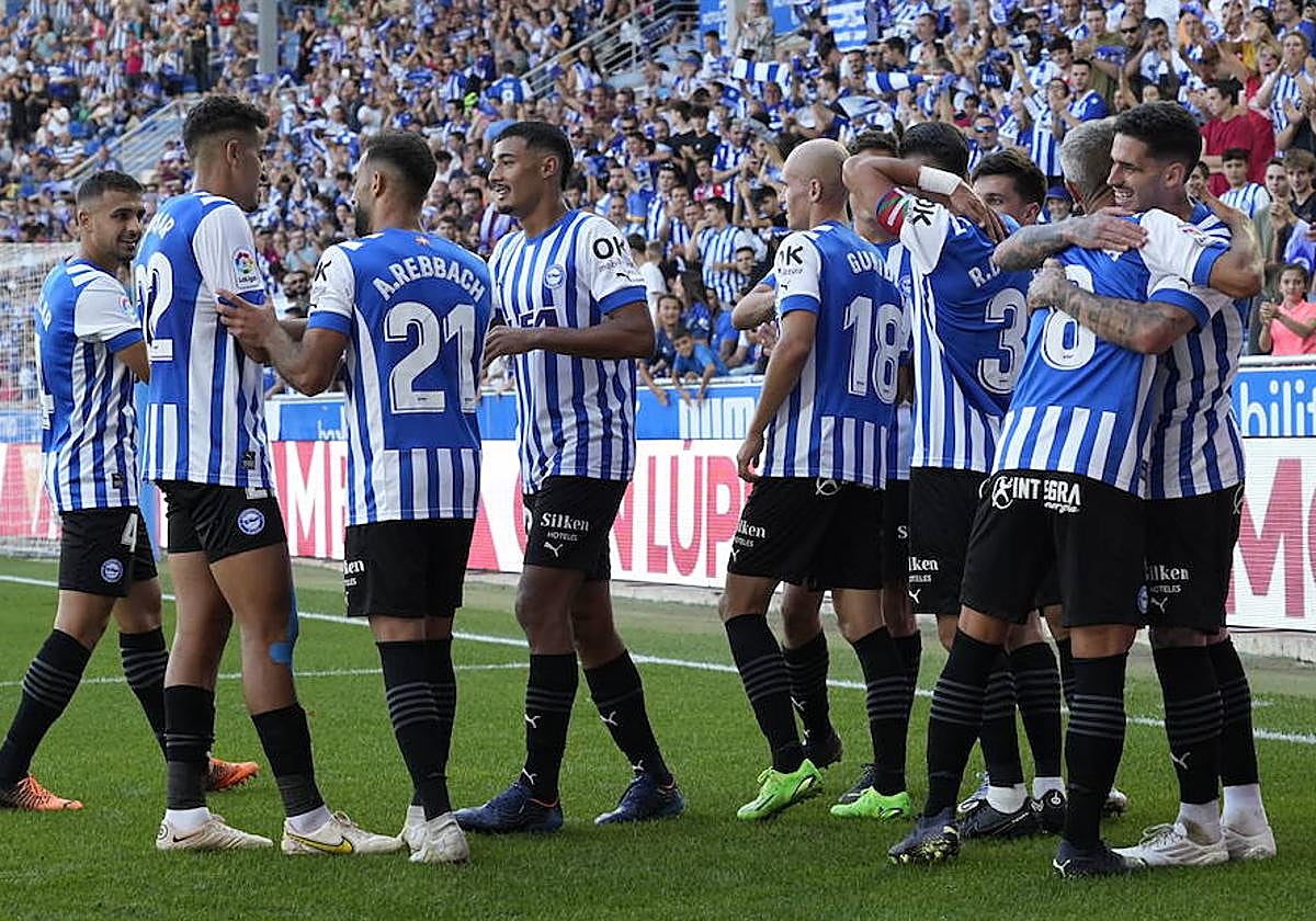 Benavídez, en el centro de la imagen, celebra con el resto de sus compañeros uno de los dos goles anteel Huesca.