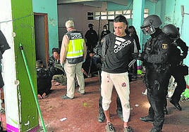Agentes de la Policía Nacional identifican a los inmigrantes que dormían en la nave.