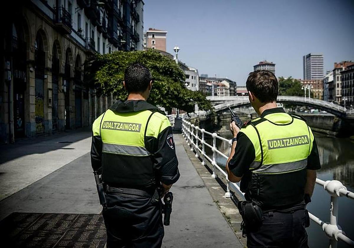 Agentes de la Policía Municipal de Bilbao patrullando.