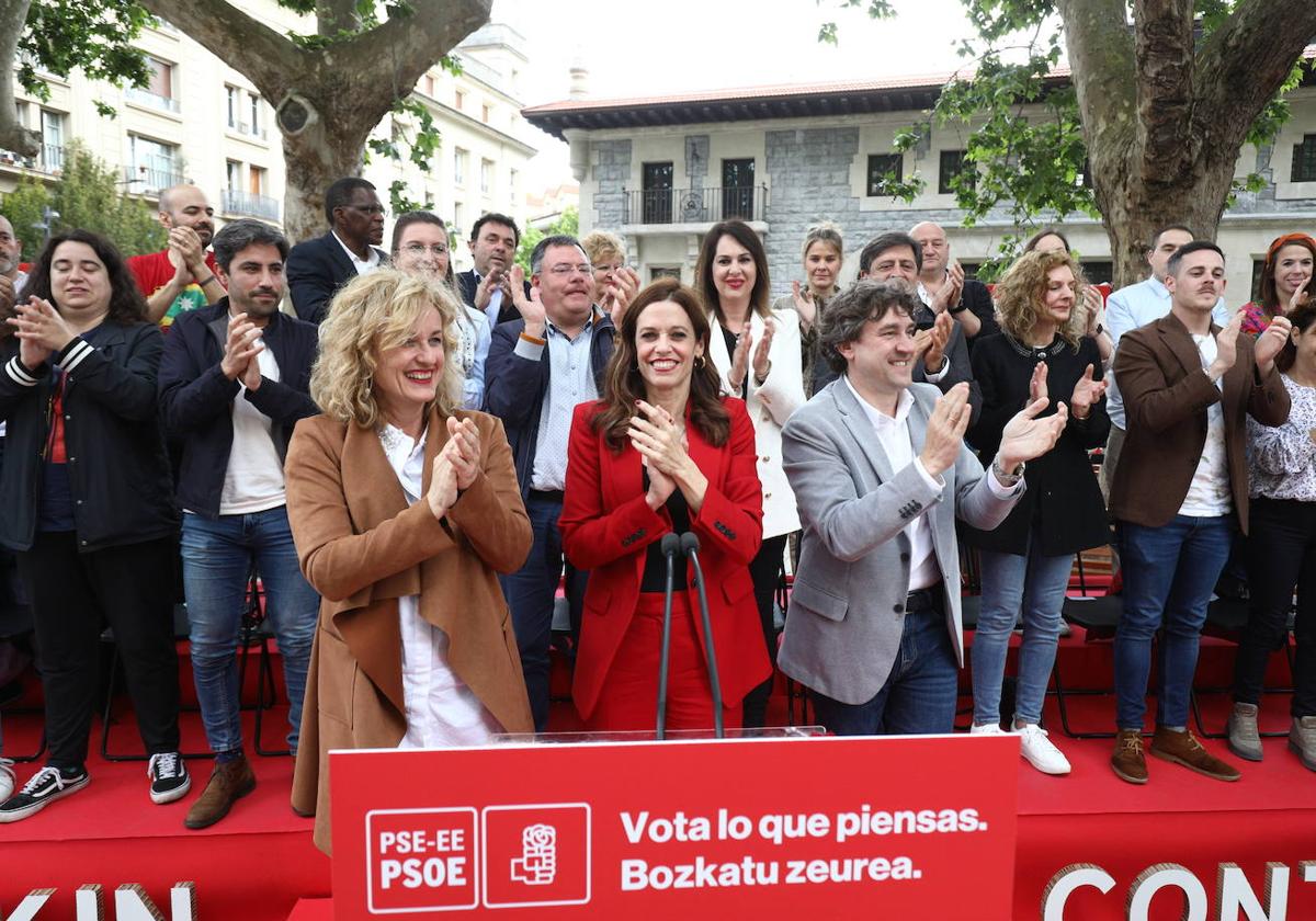 Cristina González, Maider Etxebarria y Eneko Andueza en el acto de cierre de campaña, en la plaza de la Memoria.