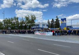 Trabajadores de la planta de Michelin Vitoria, durante una reciente concentración.