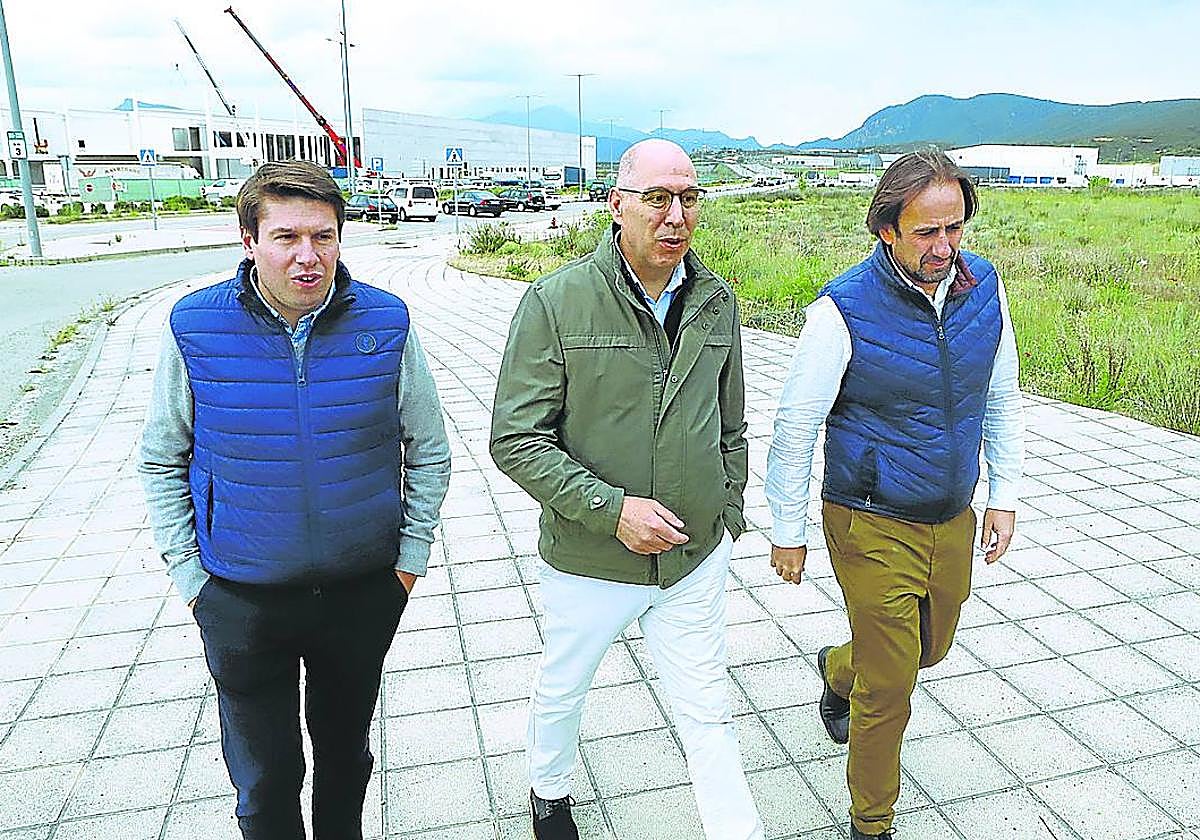 Carlos Martín Tobalina visitó ayer el polígono de Ircio junto al candidato a la alcaldía.