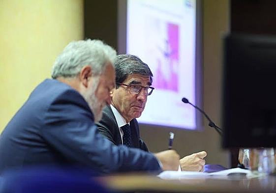Miguel Martín-Muñio en el transcurso de su charla en la Cámara de Comercio de Bilbao, junto a su presidente, José Ignacio Zudaire.