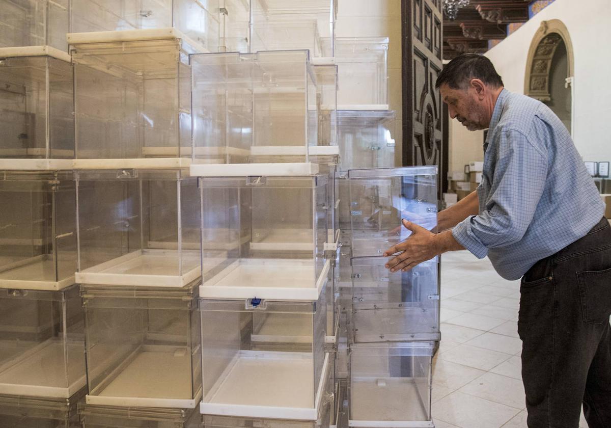 Preparación de las urnas para este domingo en un colegio electoral.