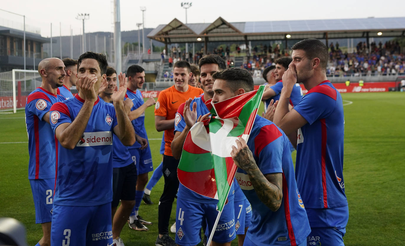 Emoción y alegría del Amorebieta por el ascenso a Segunda