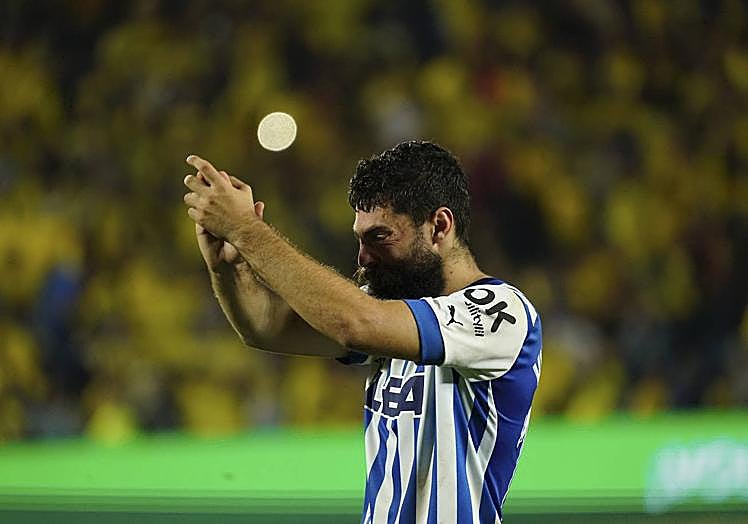 Imagen principal - Villalibre, que tuvo el gol del ascenso, acaba el partido entre lágrimas
