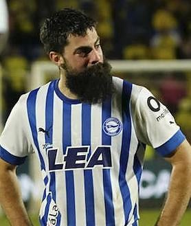 Imagen secundaria 2 - Villalibre, que tuvo el gol del ascenso, acaba el partido entre lágrimas