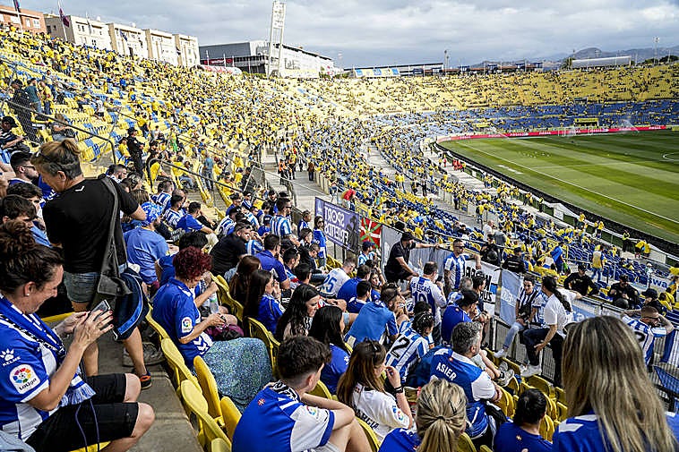 En directo, la afición del Alavés disfruta de la 'final' por el ascenso