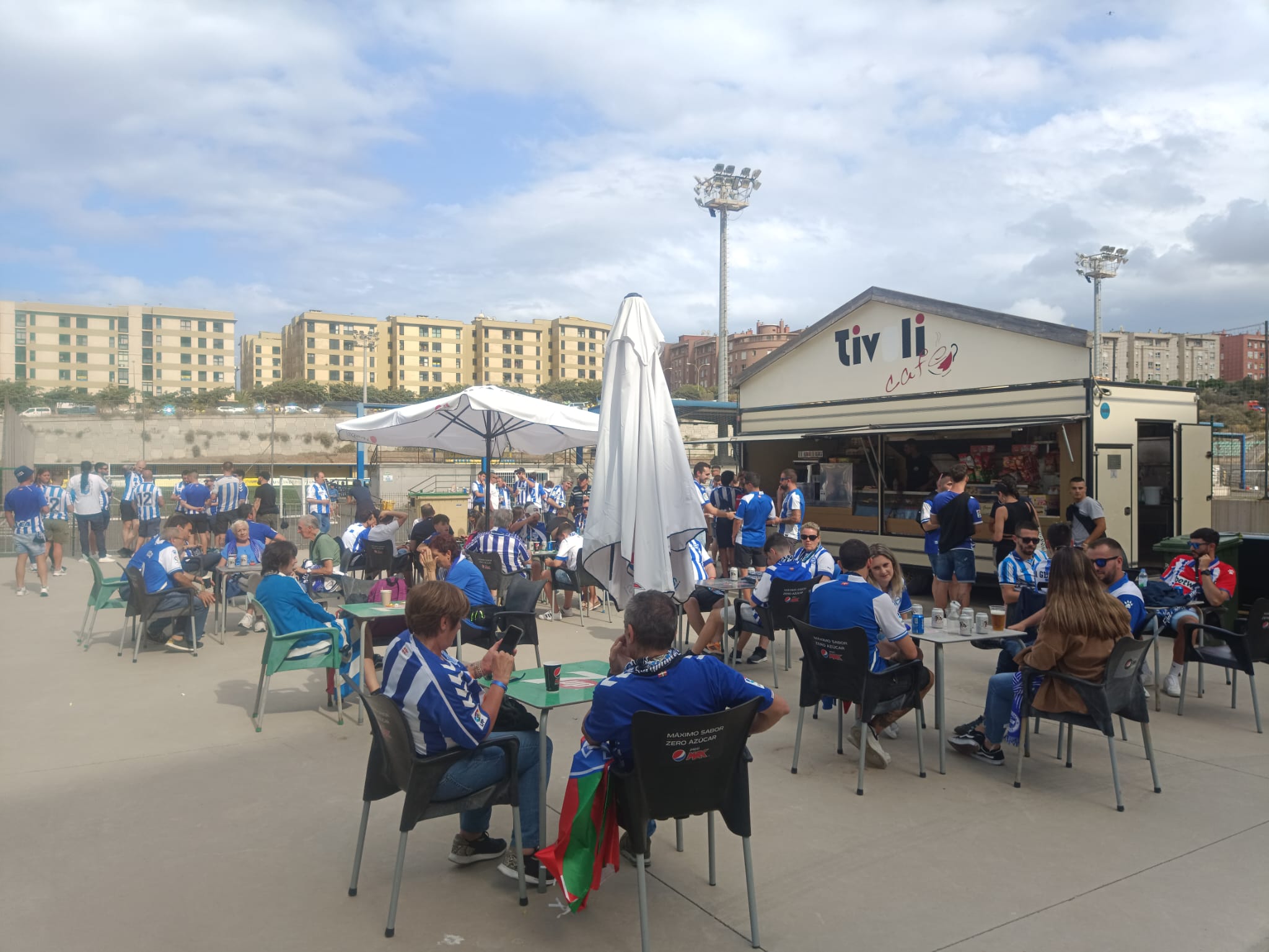 El bar a las afueras del campo y que ya ha cerrado sus puertas.