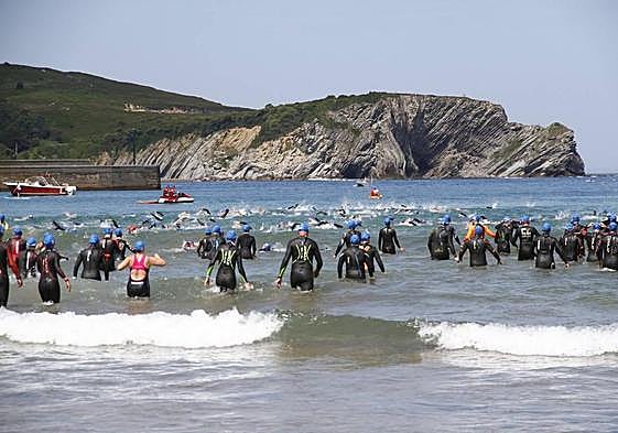 La Travesía a Nado del Club Deportivo Bilbao congrega en Gorliz a más de 350 participantes en una mañana espléndida
