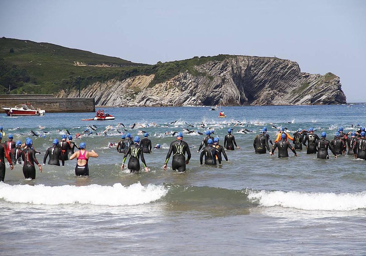 La Travesía a Nado del Club Deportivo Bilbao congrega en Gorliz a más de 350 participantes en una mañana espléndida