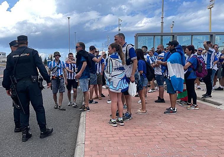 La afición del Alavés, sin prisa para entrar al estadio
