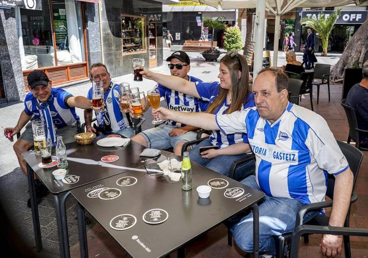 Aficionados del Alavés brindan por el ascenso desde el Parque Santa Catalina Las Palmas.