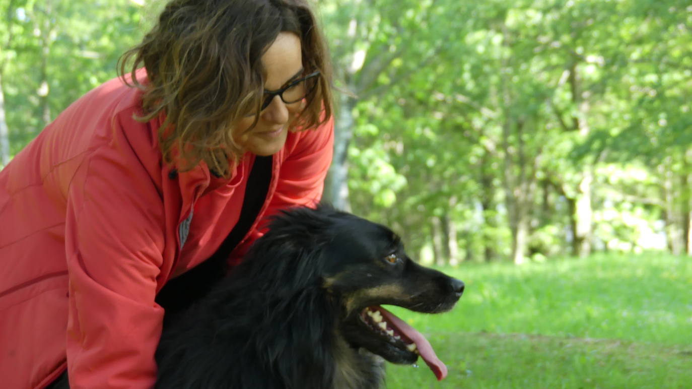 Elixabete Etxanobe (PNV), candidata a la Diputación, de paseo en familia por Urkiola con su perra Bikhe.