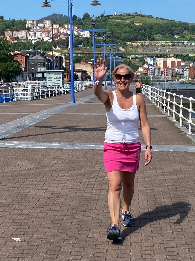 Esther Martínez (PP), candidata a la Alcaldía de Bilbao, aprovechando el sol y paseando junto a la ría.