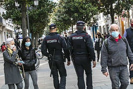 Una patrulla de la Ertzaintza ajena ajena a esta información.