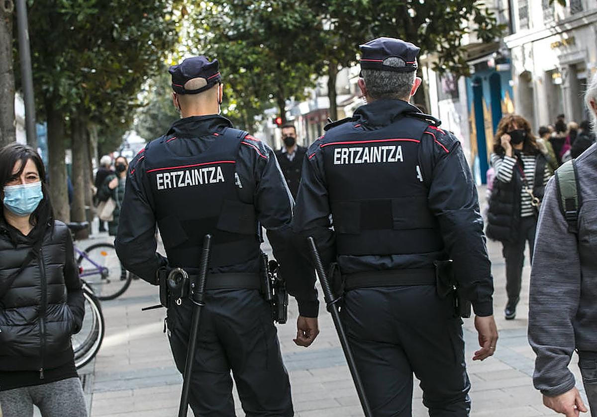 Una patrulla de la Ertzaintza ajena ajena a esta información.