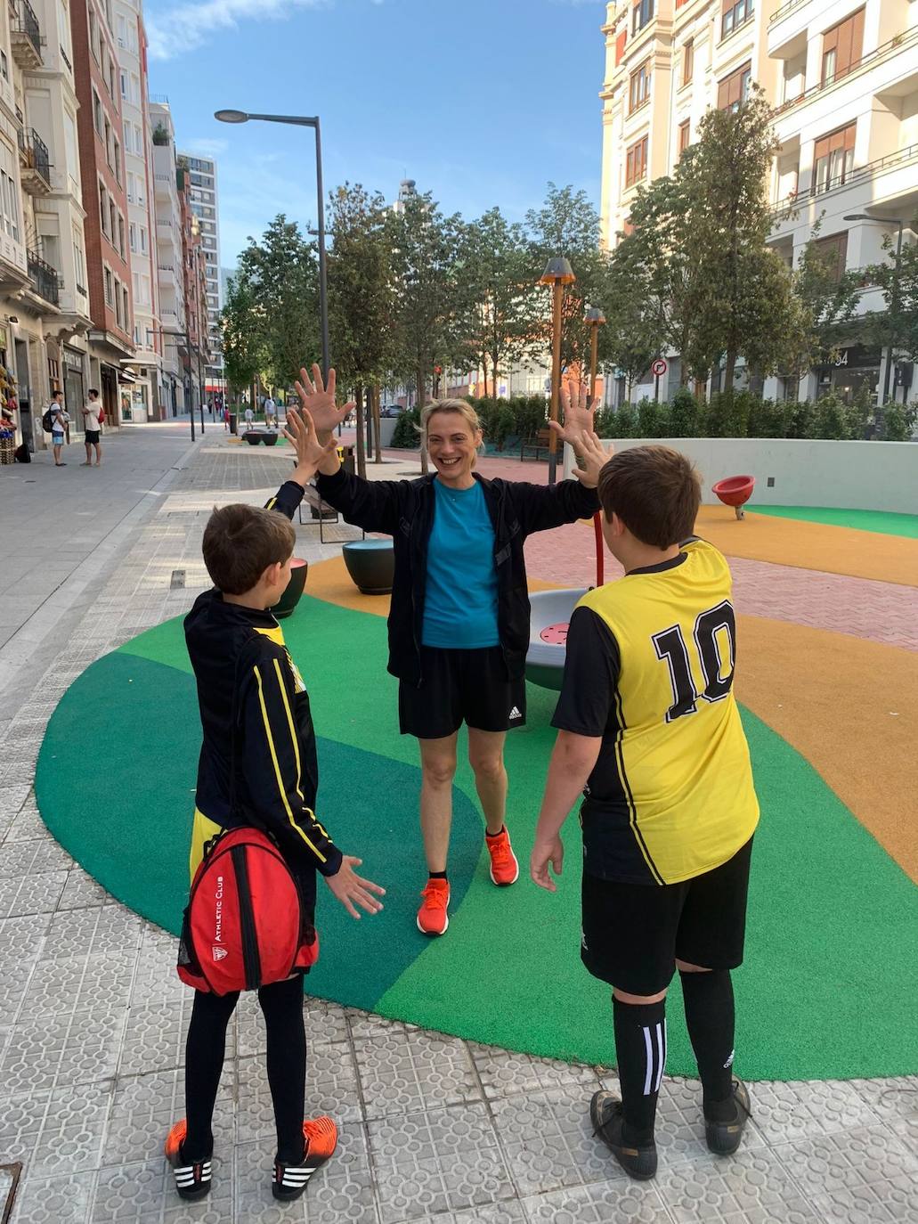 Raquel González (PP), candidata a la Diputación, junto a sus dos hijos con los que ha disfrutado en su colegio del Día del Deporte. 