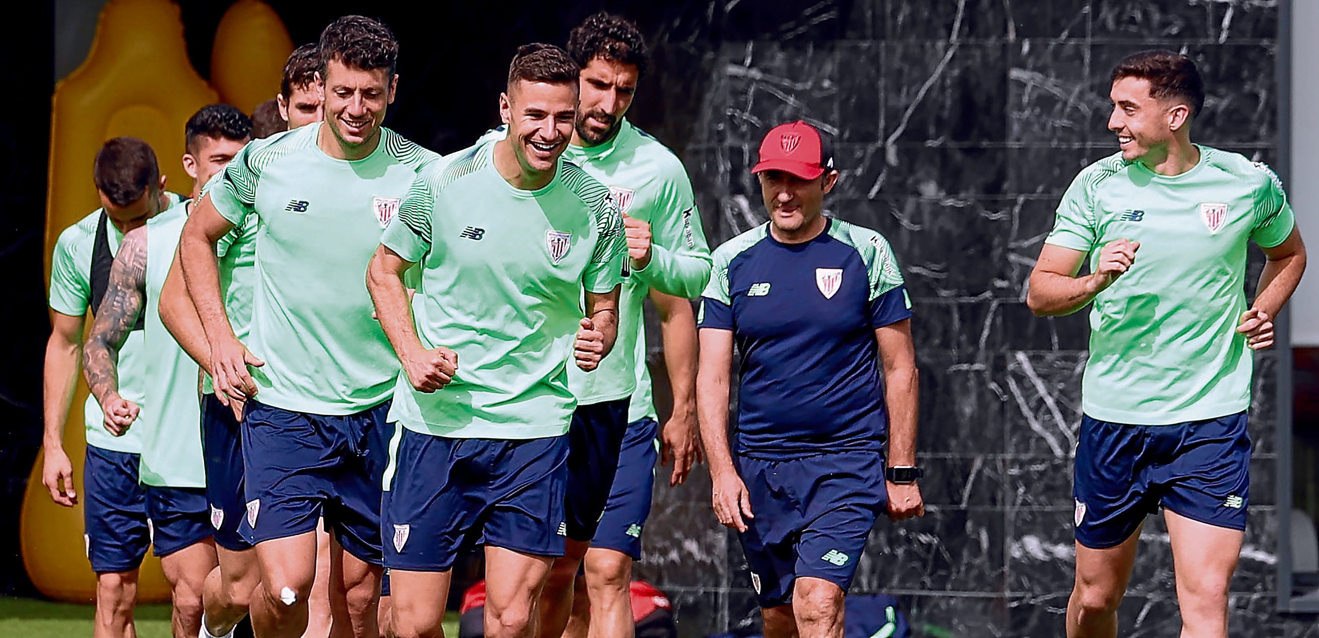 Valverde y varios jugadores en Lezama.