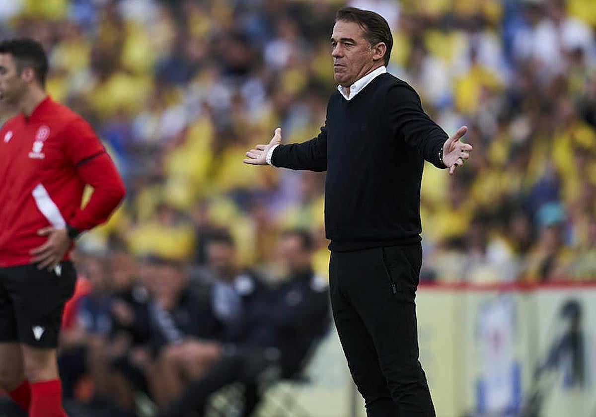 Luis García gesticula durante el encuentro.