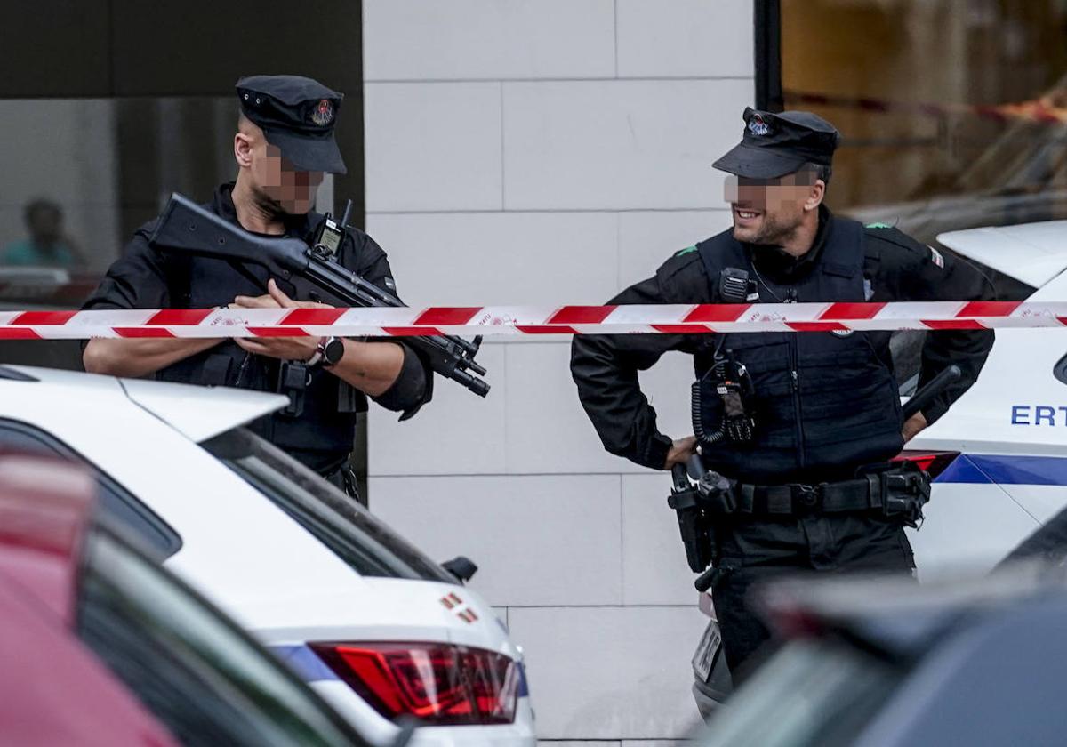 Agentes de la Ertzaintza, frente al apartahotel en el que se ha producido el crimen.