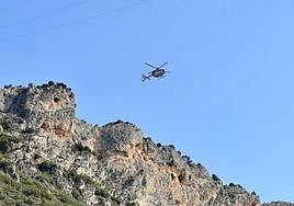 El helicóptero en plenas tareas de rescate sobre la zona alavesa de las Conchas de Haro.