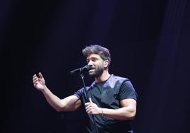 Pablo Alborán, durante uno de sus temas en el Bilbao Arena.