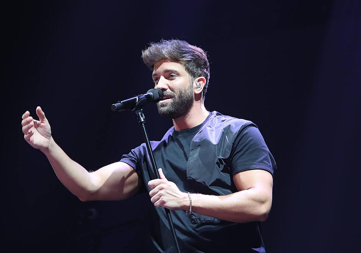 Pablo Alborán, durante uno de sus temas en el Bilbao Arena.