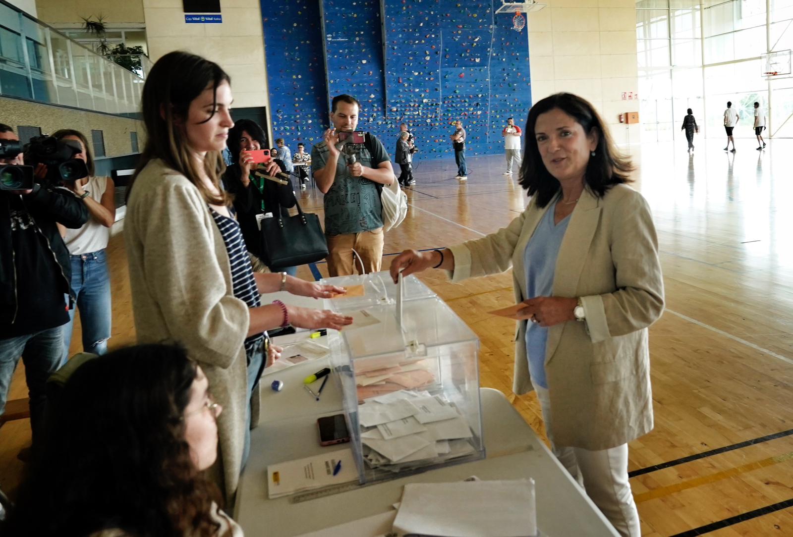 La candidata a la Alcaldía de Vitoria por el PNV, Beatriz Artolazabal, ha depositado su papeleta este domingo a las 13.00 horas en Durana (Arratzua-Ubarrundia).