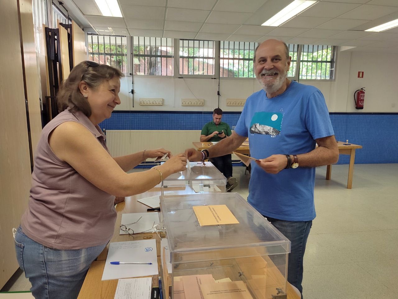 El candidato a la alcaldía de Barakaldo por Elkarrekin, Casimiro Castaño, ha depositado su voto a primera hora en el Instituto Beurko. 