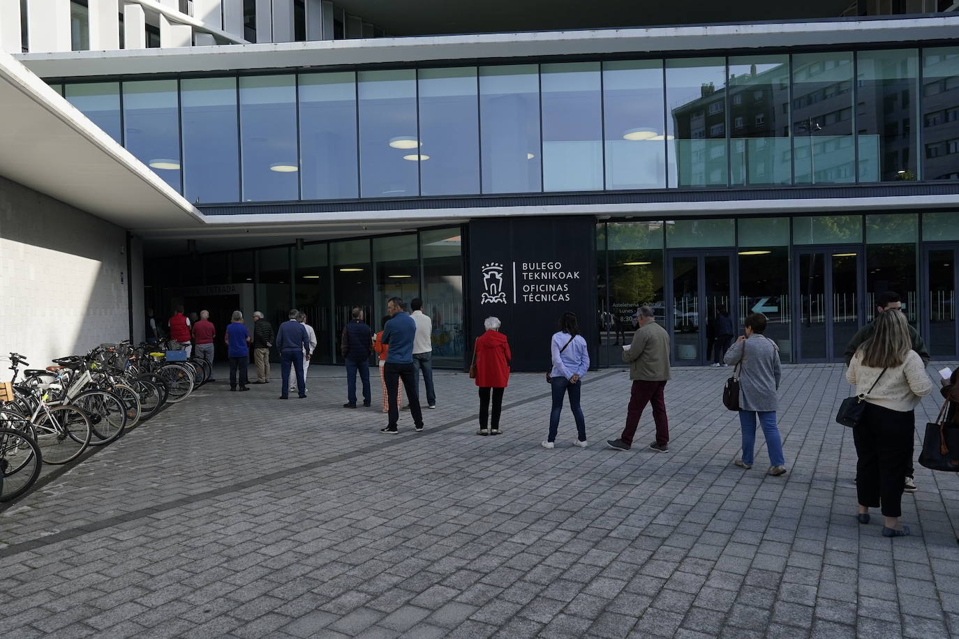 A primer hora de la jornada electoral se han formado colas a las puertas de las oficinas municipales de San Martín en Vitoria.