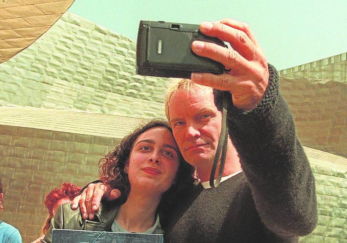 Selfi con una fan en su visita del año 2000.